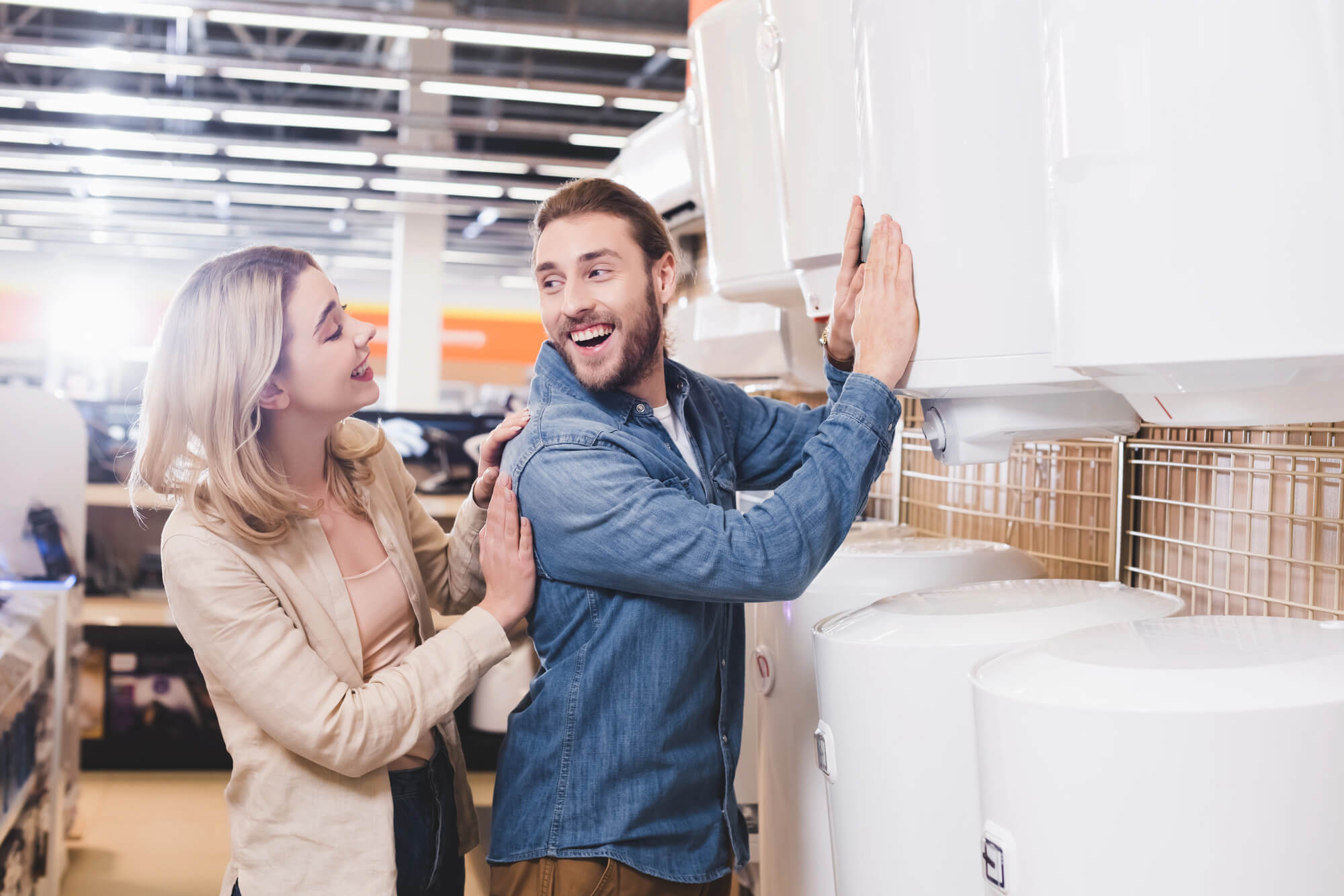 couple-shopping-for-water-heater-in-seattle