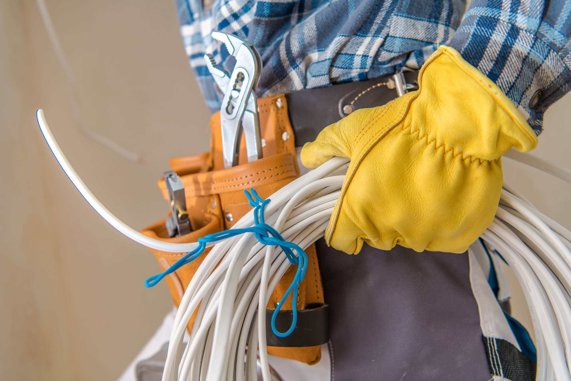 Electrician-seattle-holding-wires
