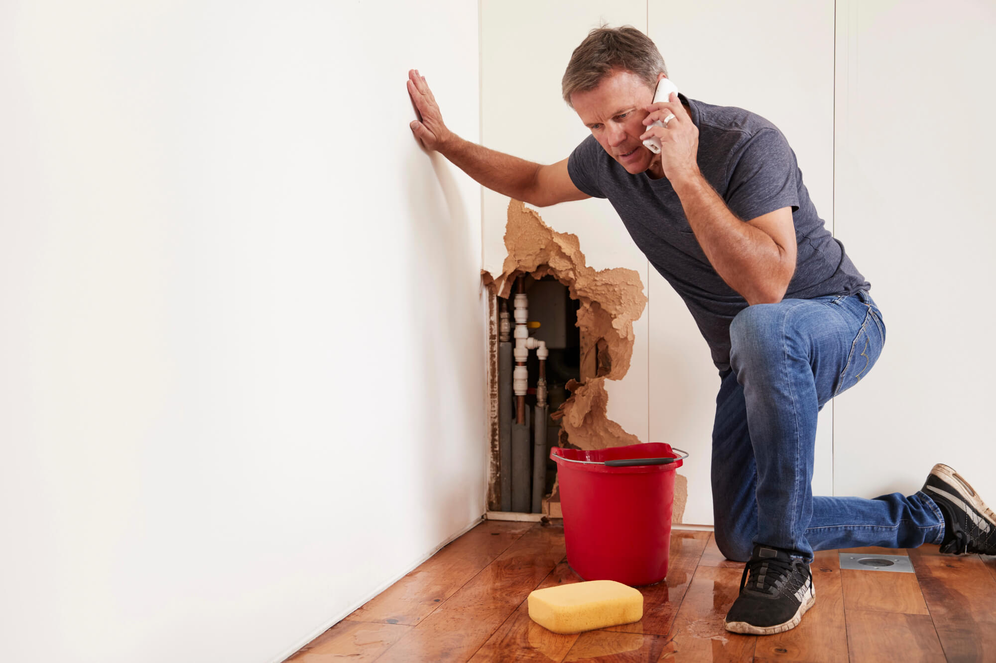 Man-calling-a-Plumber-in-Seattle-during-emergency